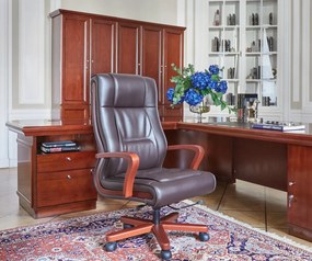 Klasyczny skórzany fotel do biura wygodny ze skóry naturalnej Ambassador. Podłokietniki i rama z drewna, skórzana tapicerka dostępna w kolorach czarnym, brązowym i kremowym. Meble klasyczne gabinetowe.