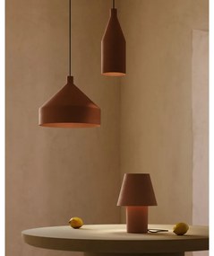 Lampa stołowa w kolorze terakoty z metalowym kloszem (wysokość 30 cm) Canapost – Kave Home