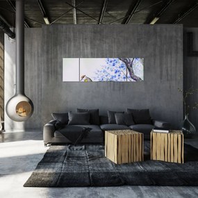 Obraz - ptak na drzewie z niebieskimi kwiatami (170x50 cm)