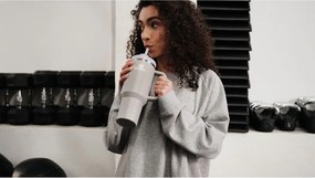 Jasnoszary termos ze stali nierdzewnej ze słomką 890 ml Quencher H2.O FlowState™ Tumbler Ash – Stanley