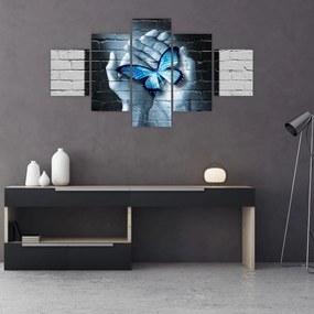 Obraz niebieskiego motyla na ścianie (125x70 cm)