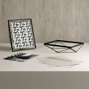 Czarna metalowa ramka stojąca/ścienna 25x30 cm Prisma – Umbra