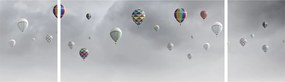Obraz - Balony nad ceglaną ścianą (170x50 cm)