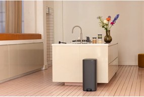 Ciemnoszary stalowy kosz na śmieci z pedałem 30 l Bo – Brabantia