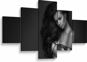 Obraz - Czarno - biały portret uwodzicielskiej kobiety (125x70 cm)