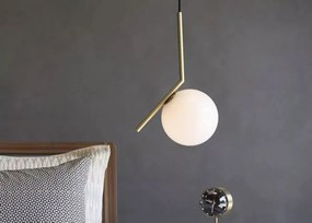 Lampa wisząca w złotym kolorze z kulistym mlecznym kloszem
