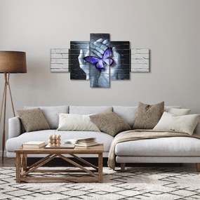 Obraz - Fioletowy motyl na ścianie (125x70 cm)