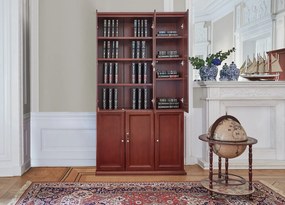 Szafa gabinetowa 3-drzwiowa z górnymi drzwiami częściowo przeszklonymi. Dolne drzwi są pełne. Wymiary 120x40x220 cm. Szafa jest fornirowana, ma widoczne usłojenie, fronty są wykończone płyciną.