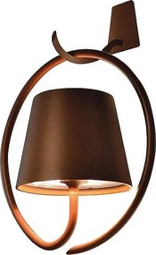 Kinkiet LED Poldina Corten z haczykiem, ładowalny i ściemnialny, z czasem pracy na baterii do 12 godzin.