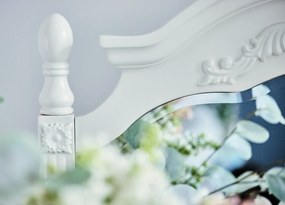 Susanne. Elegancka biała toaletka z ozdobnym lustrem, wymiary 120x45x163 cm. Ma pojemne szafki i szufladki. Kolekcja białych mebli Victoria.