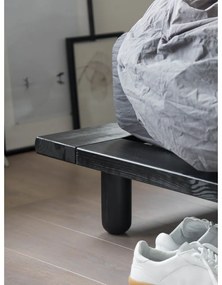 Czarne łóżko dwuosobowe z drewna sosnowego ze stelażem 140x200 cm Peek – Karup Design