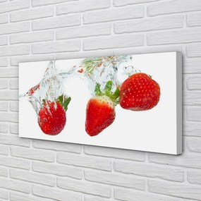Obraz drukowany na płótnie Truskawki w Wodzie na Białym Tle