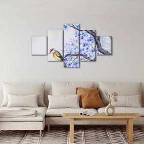 Obraz - ptak na drzewie z niebieskimi kwiatami (125x70 cm)