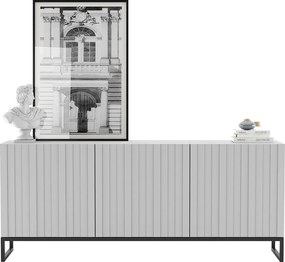 Komoda z 3 drzwiami – Korpus biały mat, ryflowane fronty biały mat – 168 cm, czarna metalowa rama