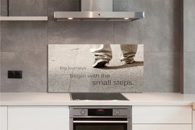 Szklany Panel Napis na Betonie i Buty