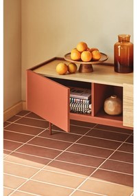Ceglasto-naturalna szafka pod TV w dekorze dębu 180x45 cm Otto – Teulat