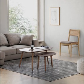 Zestaw dwóch niskich stołów kawowych Eclipse w kolorze orzecha, z litego drewna.