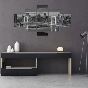 Obraz - Duże miasto z fioletową wieżą (125x70 cm)