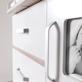 Biała niska komoda dziecięca w dekorze wiązu z przewijakiem 117x102 cm Moritz – Roba