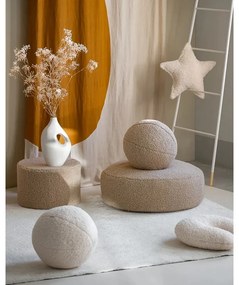 Jasnobrązowa poduszka na sofę dziecięcą z materiału bouclé Ball – Wigiwama