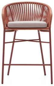 Ogrodowy hoker z plecionką w kolorze terakoty Kave Home Yanet, wys. 85 cm