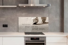 Szklany Panel Napis na Betonie i Buty