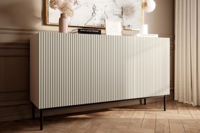 Komoda Nicole 150 cm z ryflowanym frontem - kaszmir / czarne nóżki