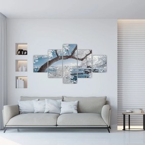 Obraz ośnieżonego drzewa nad wodą (125x70 cm)