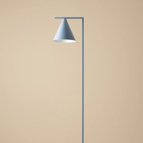 Niebieska lampa stojąca z dużym, stożkowym kloszem Form