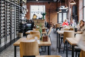 Industrialny stół z blatem z litego drewna Cross 80sq