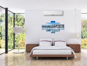 Obraz zamarzniętego jeziora i pokrytych śniegiem drzew (125x70 cm)