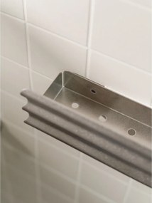 Ścienna półka łazienkowa ze stali nierdzewnej w kolorze srebra Olbi – noo.ma