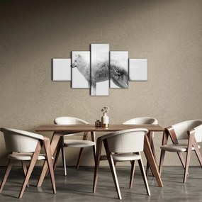 Obraz - Wilk arktyczny odzwierciedla dziki krajobraz (125x70 cm)