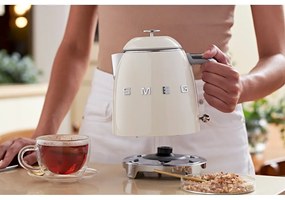 Kremowy czajnik elektryczny ze stali nierdzewnej 800 ml Retro Style – SMEG