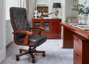 Elegancki fotel gabinetowe Consul tapicerowany skórą naturalną w kolorze brązowym, czarnym lub kremowym. Fotel ma drewnianą ramę i podłokietniki, mechanizm tilt, jest wygodne i solidnie wykonane.