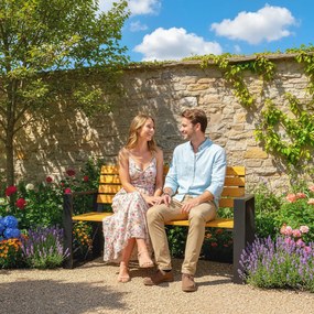 Outsunny Ławka ogrodowa 2-osobowa odporna na warunki atmosferyczne, drewniana ławka z lamelowym wzorem i podłokietnikami, siedzisko do 240 kg, Naturalne drewno | Aosom PL