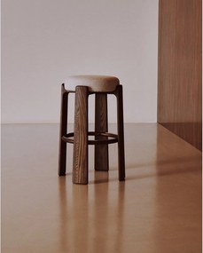 Beżowy/w ciemnym naturalnym kolorze hoker z litego drewna jesionowego (wysokość siedziska 75 cm) Granite – Kave Home