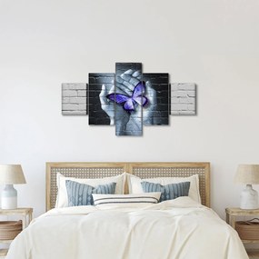 Obraz - Fioletowy motyl na ścianie (125x70 cm)