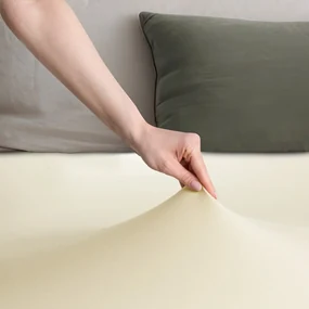 Kremowe dżersejowe prześcieradło z gumką 140x200 cm Amber – Restilo