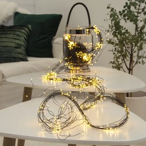 Lampki LED złożone z czarnych drucików