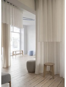 Szary fotel z materiału bouclé KUON – Blomus