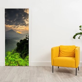 Fototapeta na drzwi - Zielony górski krajobraz (95x205cm)