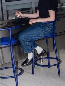 Niebieski metalowy hoker (wysokość siedziska 68 cm) Hogo – noo.ma