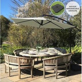 Kremowy parasol wspornikowy i kwadratowa podstawa