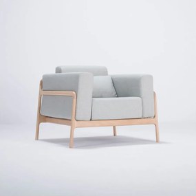 Fotel z konstrukcją z drewna dębowego z niebieskoszarą tekstylną poduszką Gazzda Fawn