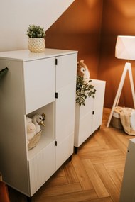 Trzydrzwiowa szafa ubraniowa do pokoju dziecka Mia, z wzorem lameli