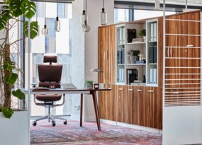 Wysokiej klasy fotel biurowy ergonomiczny Ergo 900 brązowy, tapicerowany skórą naturalną. Fotel biurowy skórzany.