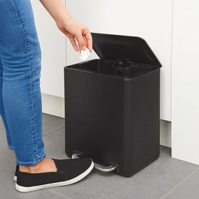 Czarny kosz na śmieci z pedałem ze stali nierdzewnej 20 l Black – Orion