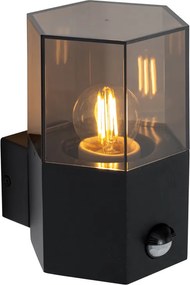 Lampa ścienna zewnętrzna czarna z przydymionym szkłem sześciokątnym i czujnikiem ruchu - Denmark