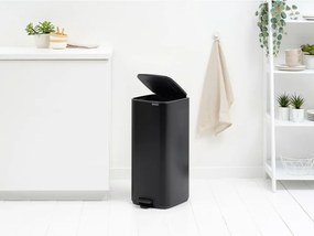 Stalowy kosz na śmieci z pedałem w kolorze matowej czerni 30 l Bo – Brabantia